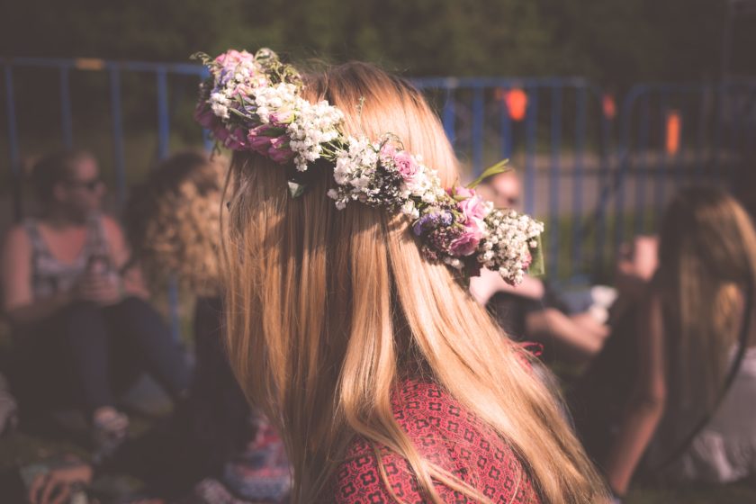 Selbst gepflückte Blumen werden zu einem Kranz geflochten, der meistens nach den ersten Schnäpsen schon etwas schiefer hängt.