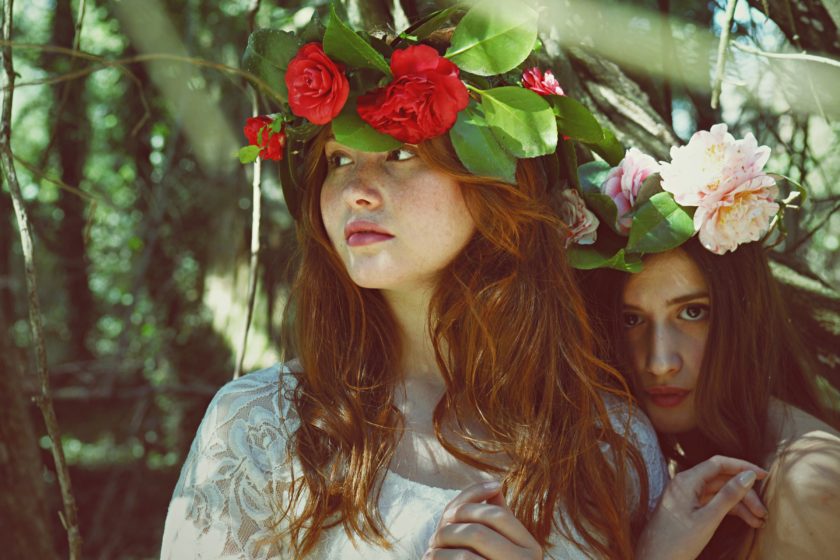 Midsommar: Blumenkränze auf den Kopf und ab in die Natur.