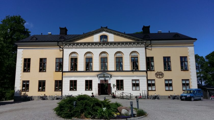 Das Taxinge Schloss ist eine beliebte Filmkulisse für die Inga Lindströms Folge „Der Weg zu Dir“, für Ingmar Bergmanns "Fanny und Alexander“ und die schwedische Backsendung "Hela Sverige bakar".