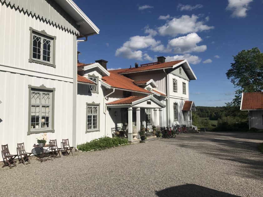 Liebevoll haben Malin und Niklas Hellsing das alte Gutshaus in Ålberga restauriert. Nun begürßen sie ihre Gäste in der Wreta Gestgifveri mit Restaurant und Hotelzimmern. 