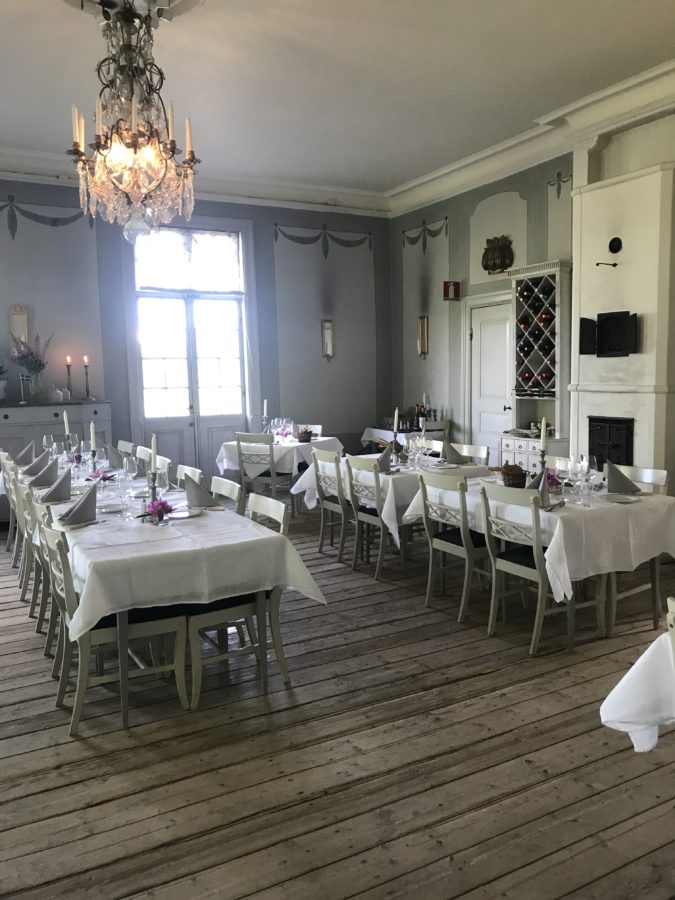 Das Restaurant ist nicht nur für Hotelgäste ein beliebter Ort, um zu Speisen. Hier brät, köchelt und kreiert der Nobelpreis-Koch höchst persönlich.