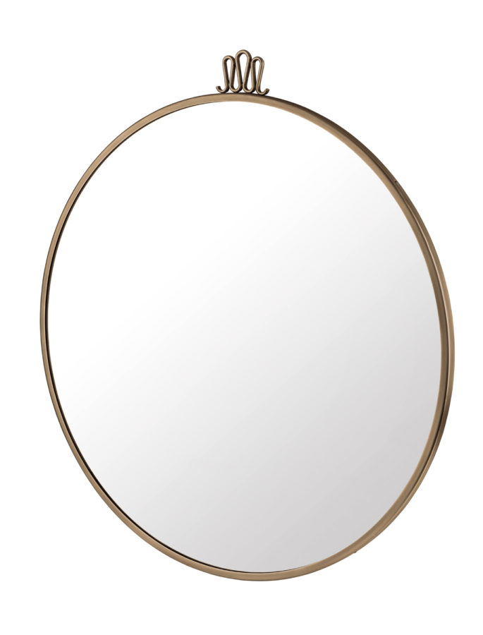 Ein kleines Krönchen bekommt der "Randaccio Mirror" von Gubi aufgesetzt. Im Vintage-Kupfer-Look ist er ein wahrhaft königliches Accessoire in jeder Wohnung.