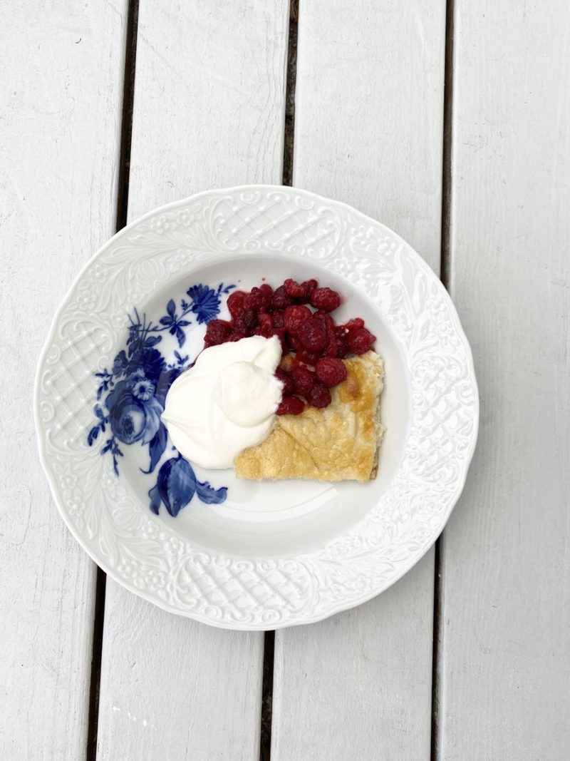 Schneller Ugnspannkaka mit Himbeeren und Sahne