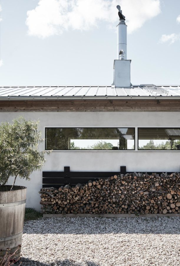 Damit es drinnen gemütlich warm wird, lagert draußen das Brennholz.