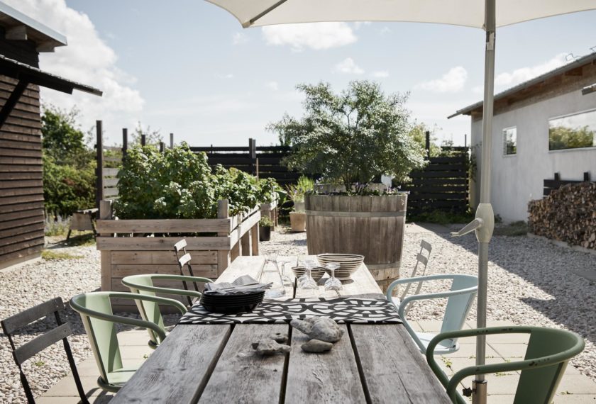 Windgeschützt und sonnig warm: Der große Innenhof ist nicht nur Gärtnerplatz für Hochbeete, sondern auch fantastischer Sitzplatz.