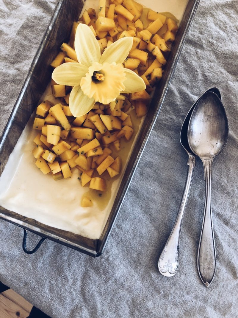 Skandinavisch süß: Weißes Schokoladen-Parfait mit Mango und Limette