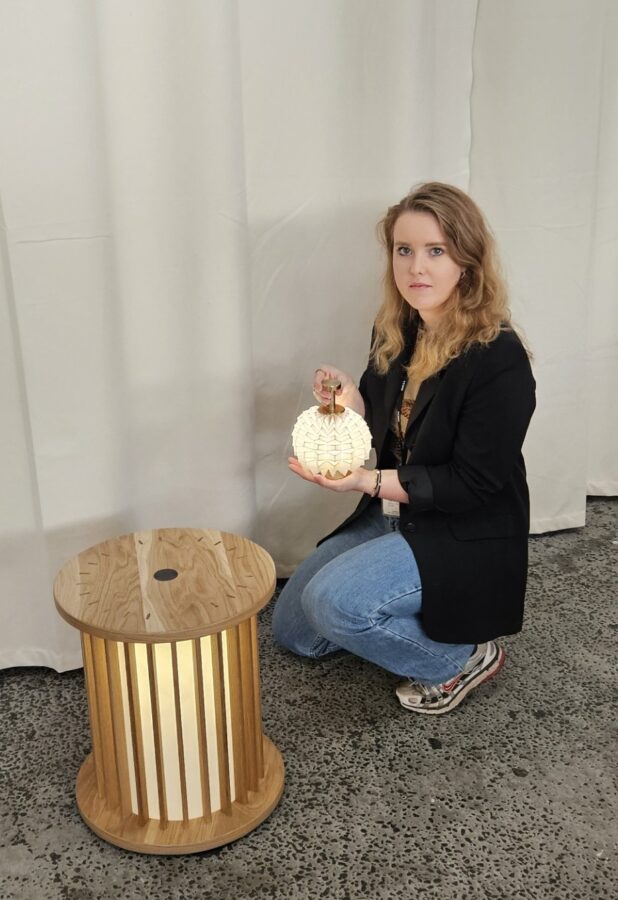 Designerin Maria Eskesen mit ihrer Leuchte