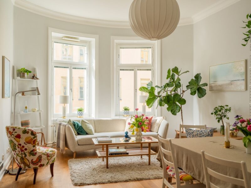 Scandi‑Trick für kleine Räume: Licht, helle Farben und zarte Details