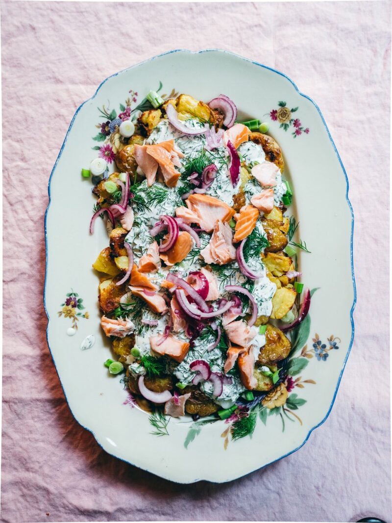 Für dein Mittsommer-Menü: Quetschkartoffel-Platte mit Lachs