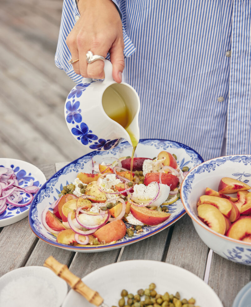 Sommerlicher Pfirsich-Käse-Salat mit Kapern
