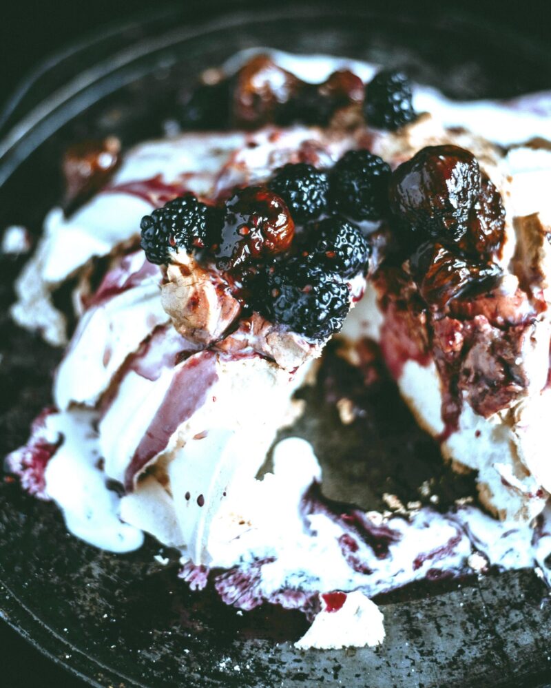 Nordic Pavlova: Das Beeren-Dessert mit Skyr und Kardamom
